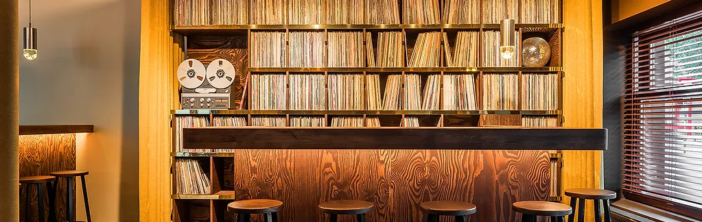 Gold Listening Bar – sfeerbeeld
